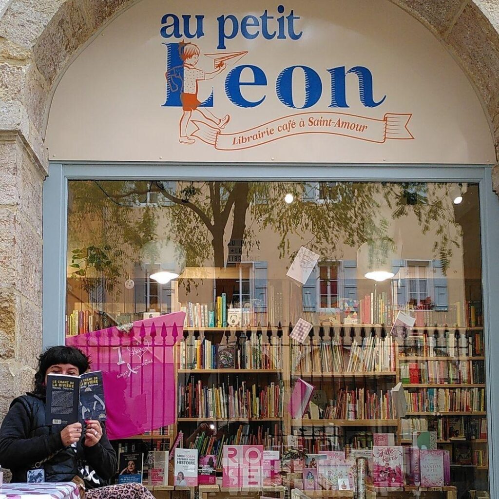 Devanture librairie au petit Léon de Saint-Amour